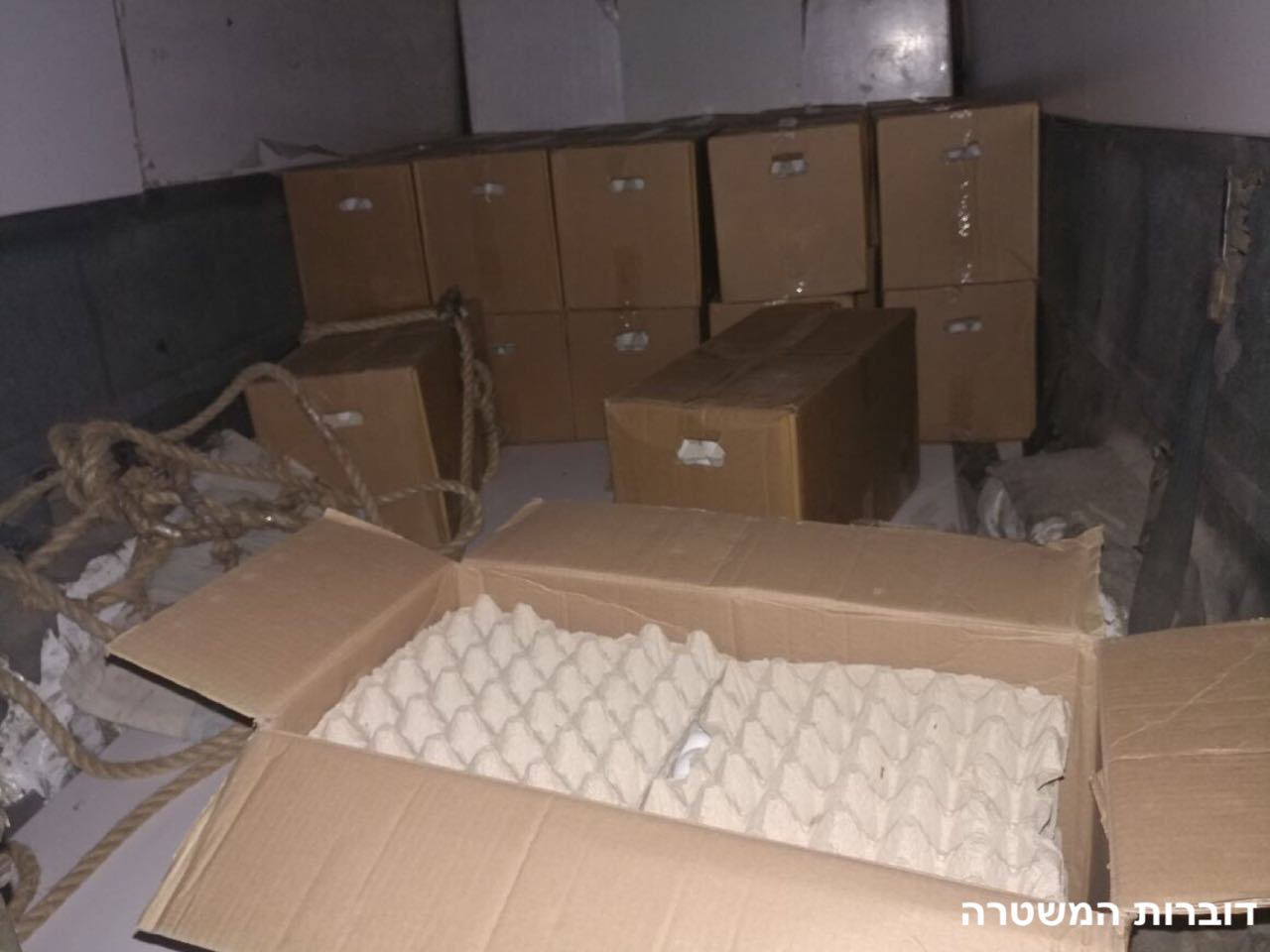 הבריחו ביצים וניסו להעביר אותן מעל הגדר