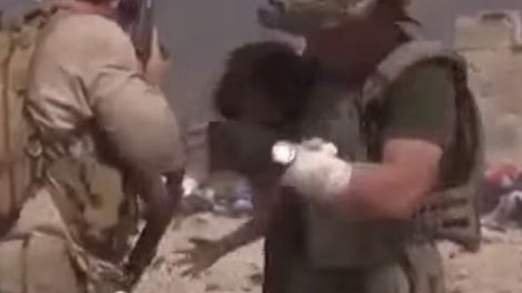 בתוך שדה הקרב: כך הציל החייל את הילדה הקטנה. צפו