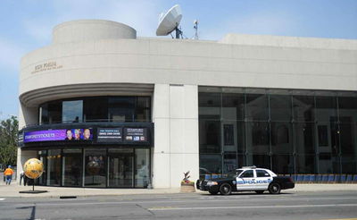 מי צייר צלבי קרס ומגן דוד על חנויות בארה"ב?