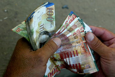 הבעל לקח הלוואה, האישה חייבת? // עו"ד יוסף ויצמן