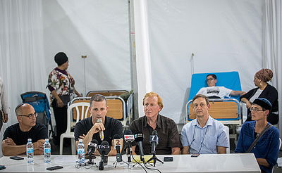 הרופאים במסיבת עיתונאים באוהל בגן סאקר