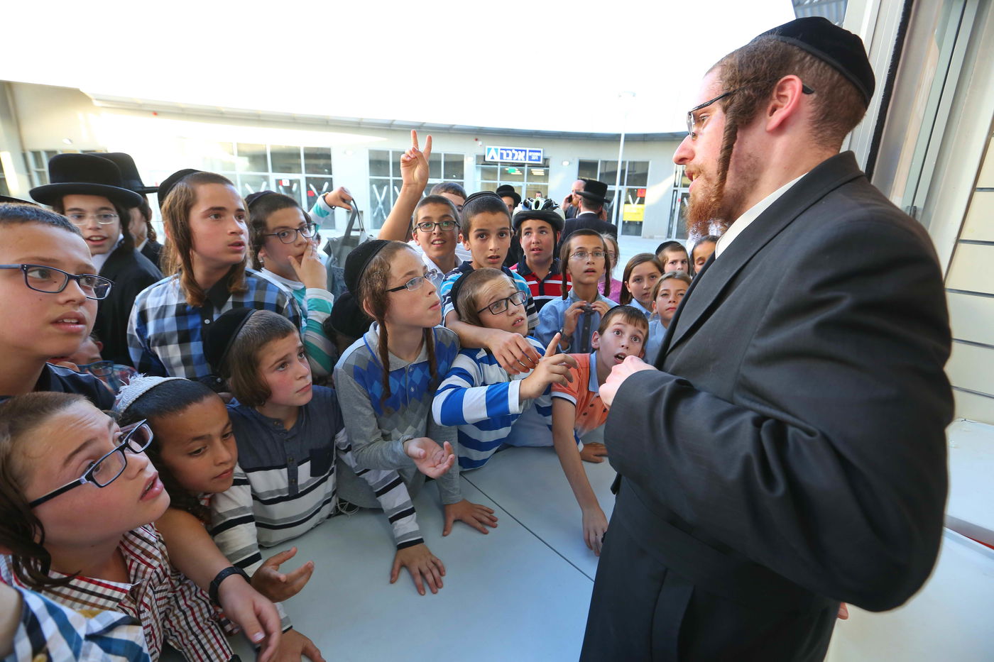 צפו: מאות ילדים חרדים בתור ארוך לקבלת ספינר חינם