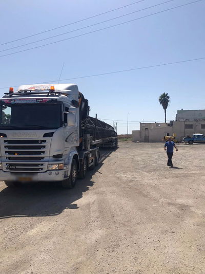 משאית ענק עם מטען חורג הורדה מהכביש