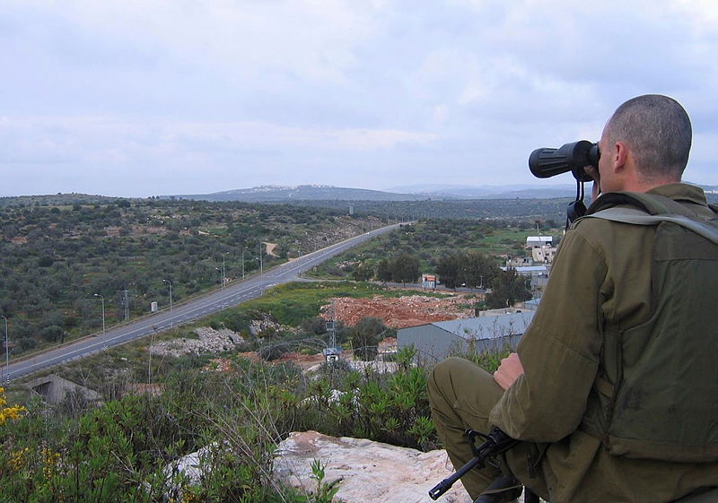 חייל במילואים סוקר את השטח הסמוך לכפר עזון