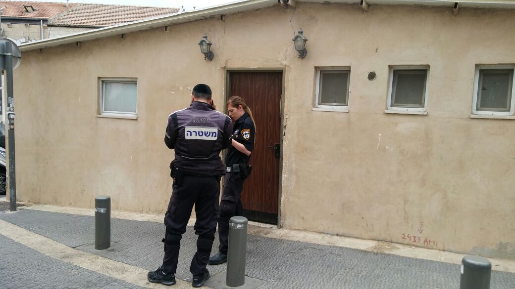 צלבי קרס רוססו על ארון הקודש בבית הכנסת של לעלוב