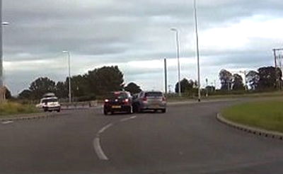 שתי מכוניות התנגשו ביציאה מהכיכר. מי אשם?