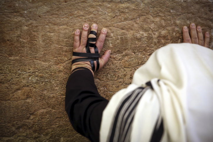 "אֶשַּׁק אֲבָנַיִךְ אָחוֹן עֲפָרָיִךְ"