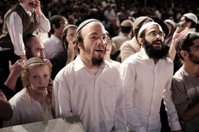 תלמידי הרב גינזבורג לאחר שיחתו. אילוסטרציה