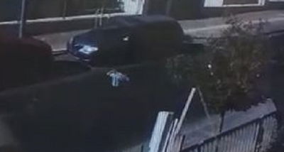 הילד משחק בכביש