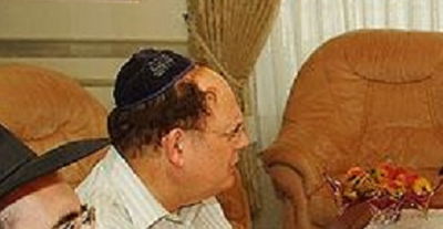 גרנות, עם כיפה בעת מפגש עם חרדים. ארכיון