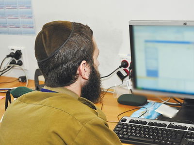 החיילים החרדים משתלטים על היחידות המודיעיניות.