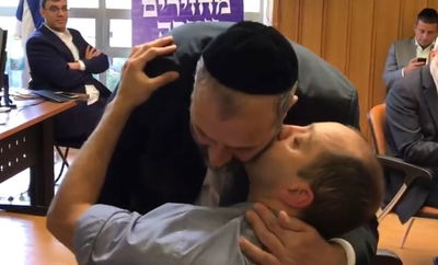 הפגישה המרגשת בין דרעי ליוסף, עיוור-חירש • צפו