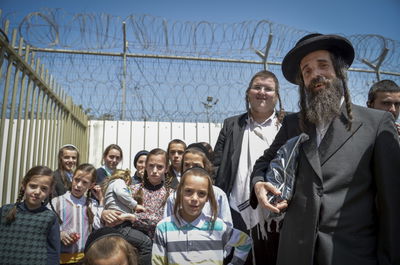 קרויס עם ילדיו לפני הכניסה לכלא