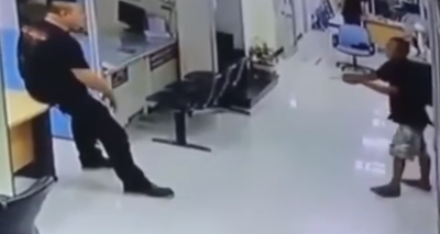 תוקף נכנס עם סכין לתחנה; השוטר הפתיע