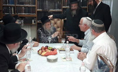 זעם בסאטמר על ביקורו של השר אורי אריאל אצל הגאב"ד