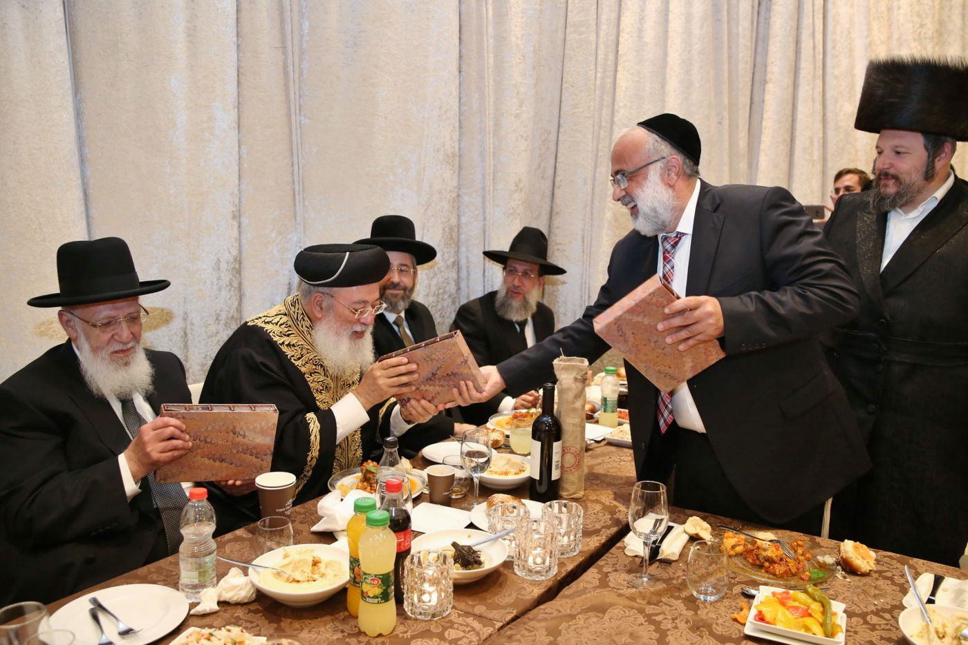 במעמד רבנים: הושק ספרו החדש של נשיא המועצת הגר"ש כהן • צפו