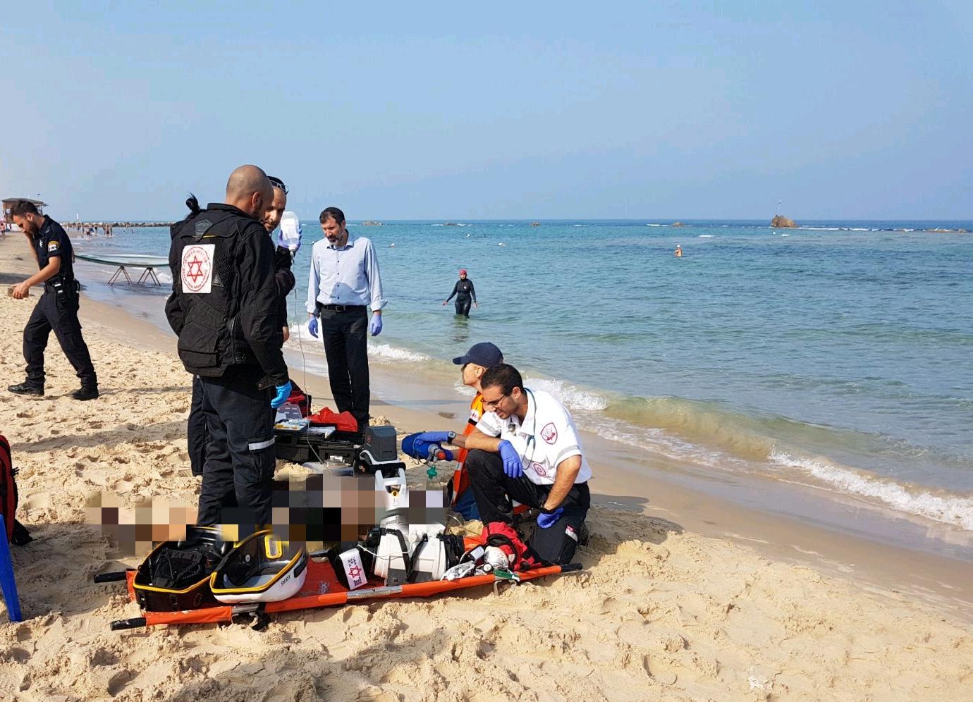 צוותי מד"א בחוף בבת ים