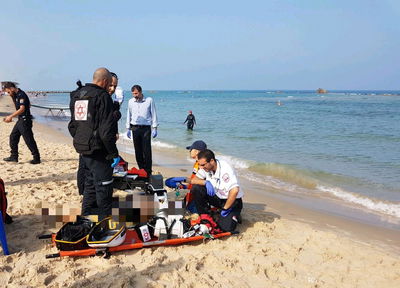 צוותי מד"א בחוף בבת ים