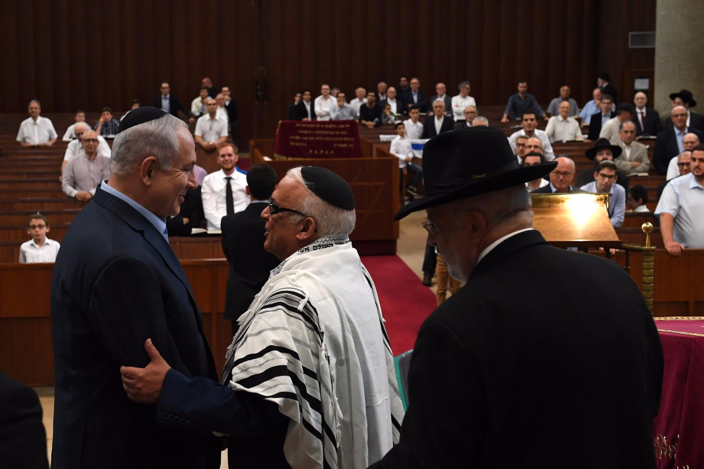 נתניהו ביקר בהפתעה בבית הכנסת בשטרסבורג • צפו