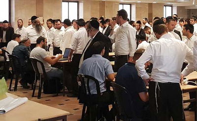 חלק מהפקחים במיר, הבוקר