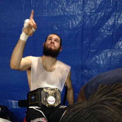 חוגג ניצחון עם ציצית