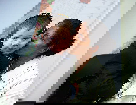 מוישי, עם המטפלת סנדרה שהצילה אותו