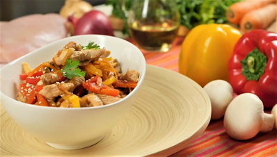 תקראו לכולם. מוקפץ הודו וירקות עסיסי