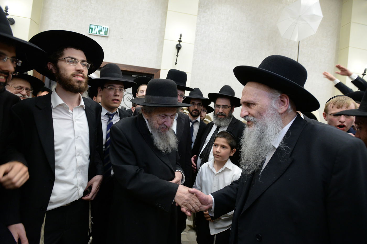 ראש הישיבה הגאון רבי חיים פיינשטיין חיתן את בן זקוניו • צפו בגלריה