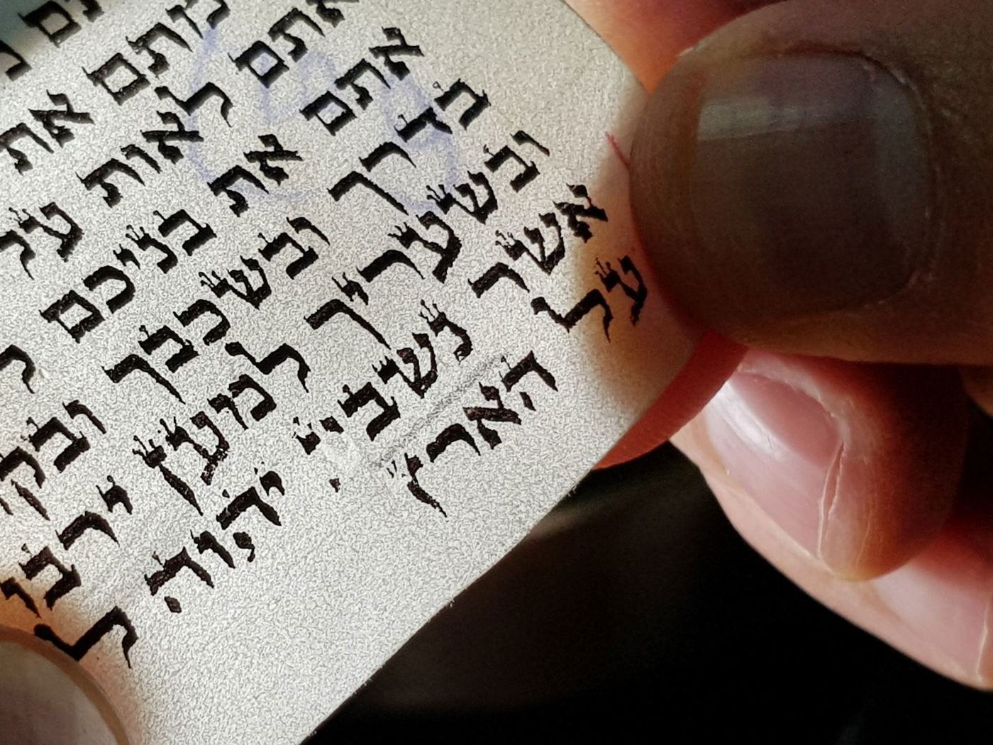 עשרות מזוזות התגלו כמודפסות על קלף. צפו