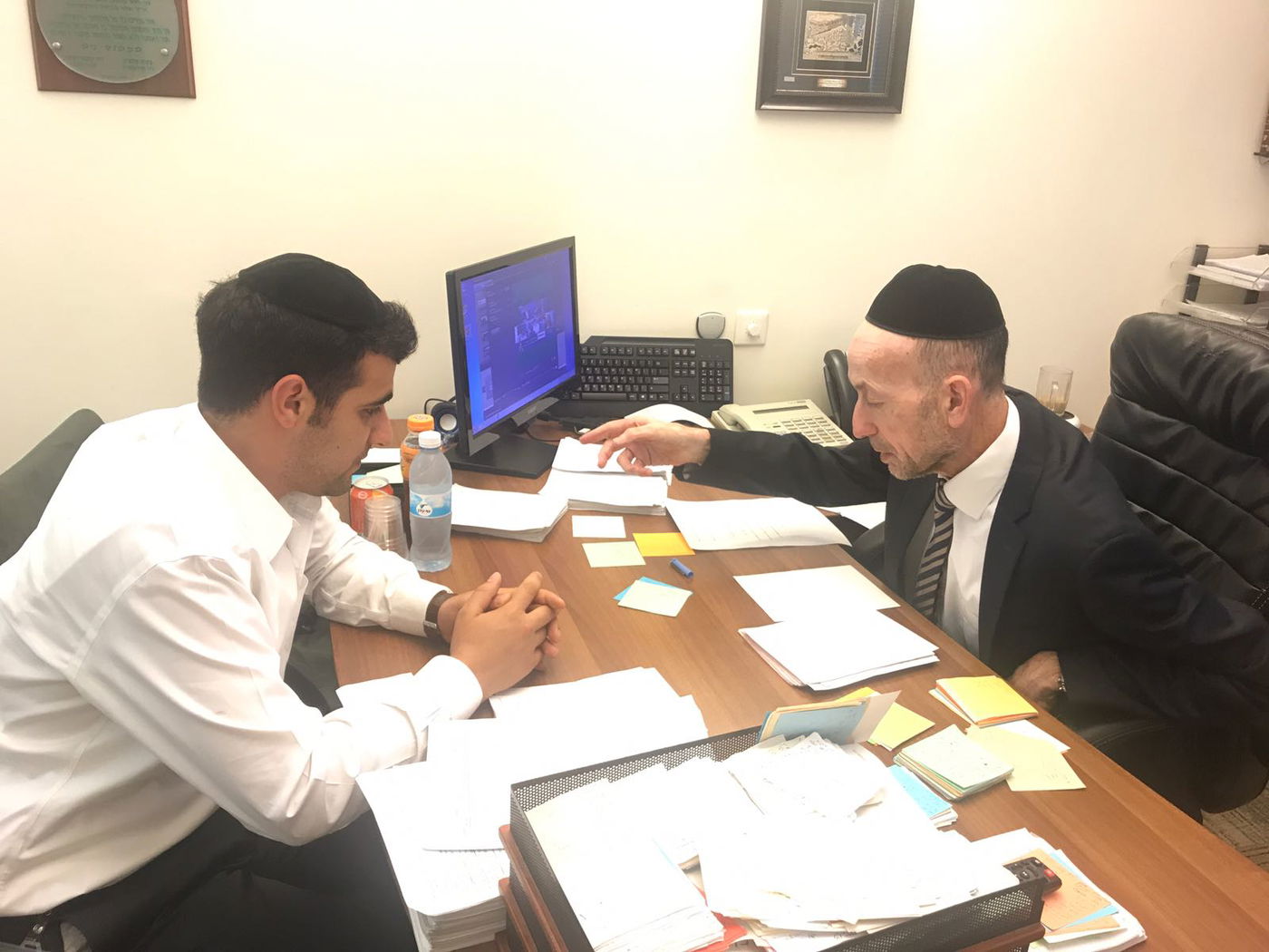 ח"כ מקלב מציג את הפתקים לכתב כיכר השבת ישי כהן