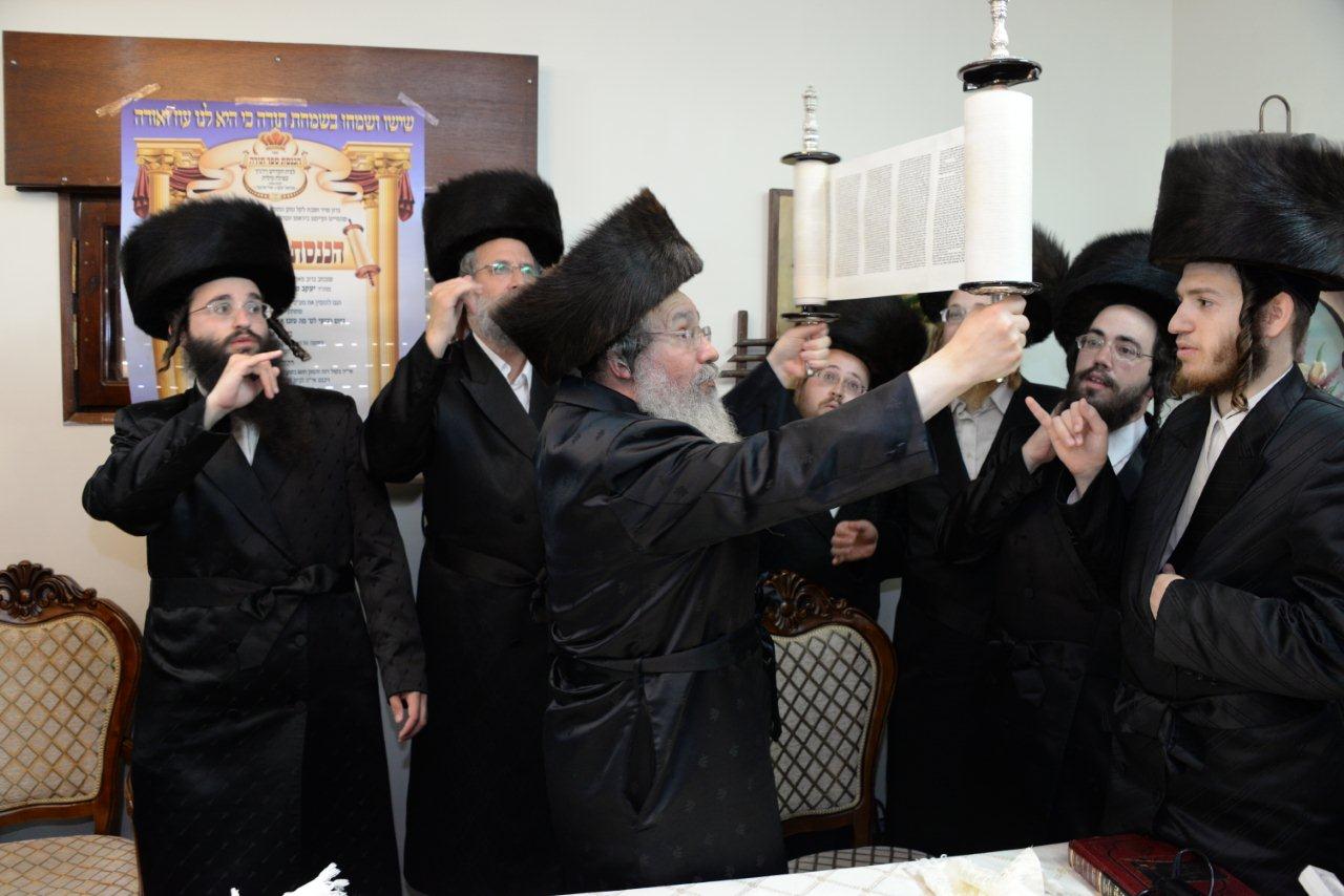 עפולה חגגה הכנסת ספר תורה • צפו בתיעוד