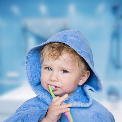 חיוך של ילד מצוחצח. קולגייט. אילוסטרציה