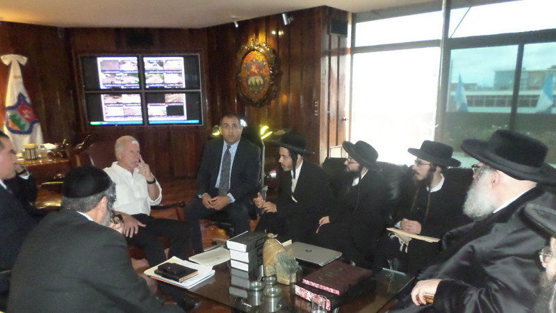 הלברנץ, בפגישה בגואטמלה עם נשיא גואטמלה לשעבר המכהן כיום כראש עירית גואטמלה סיטי