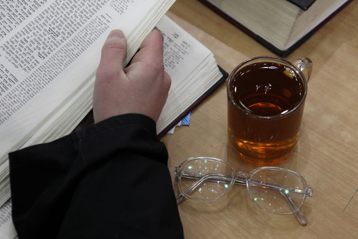 מניחים את המשקפיים בצד. אילוסטרציה.