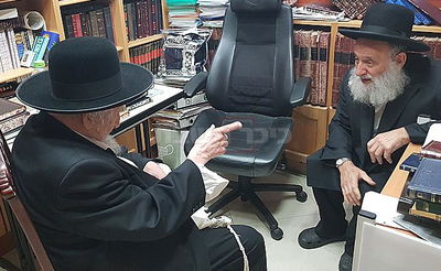 הגר"ש אוירבך ניחם את הגר"ר אלבז • תיעוד