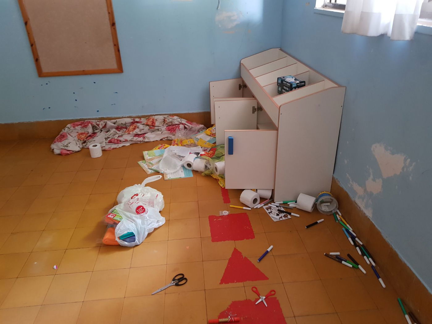 בן 10 פרץ לבית ספר, גנב ציוד והשחית את המקום