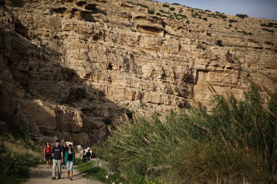 מטיילים בנחל פרת