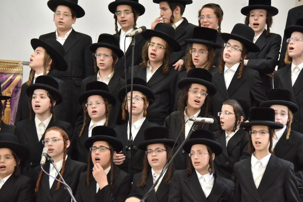 ילדי כיתה ג' בת"ת 'זיו התורה' חגגו את סיום חמישה חומשי תורה • גלריה