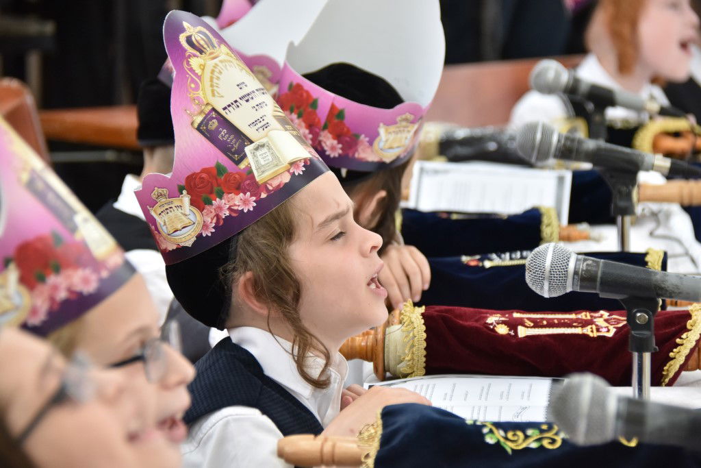 ילדי כיתה ג' בת"ת 'זיו התורה' חגגו את סיום חמישה חומשי תורה • גלריה