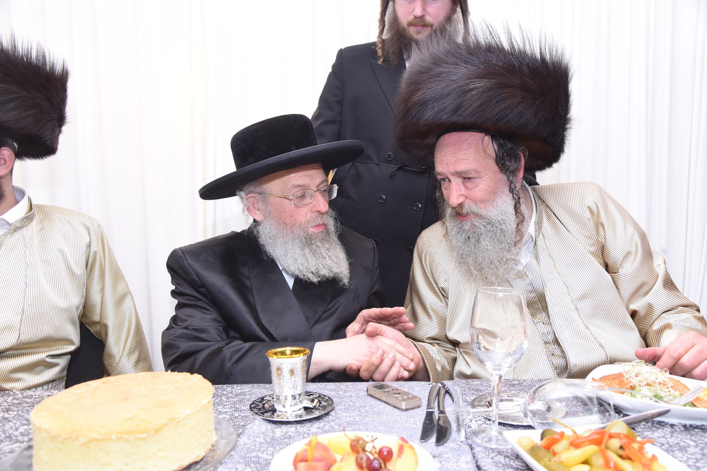 אדמו"רים בשבע ברכות לבת העסקן הרפואי • צפו