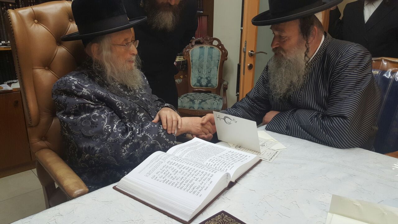 אדמו"רים בשבע ברכות לבת העסקן הרפואי • צפו