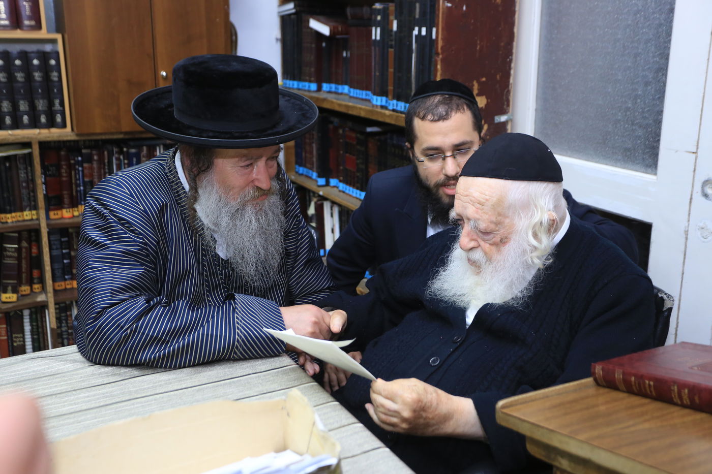 אדמו"רים בשבע ברכות לבת העסקן הרפואי • צפו