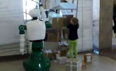 הרובוט מציל את הילדה