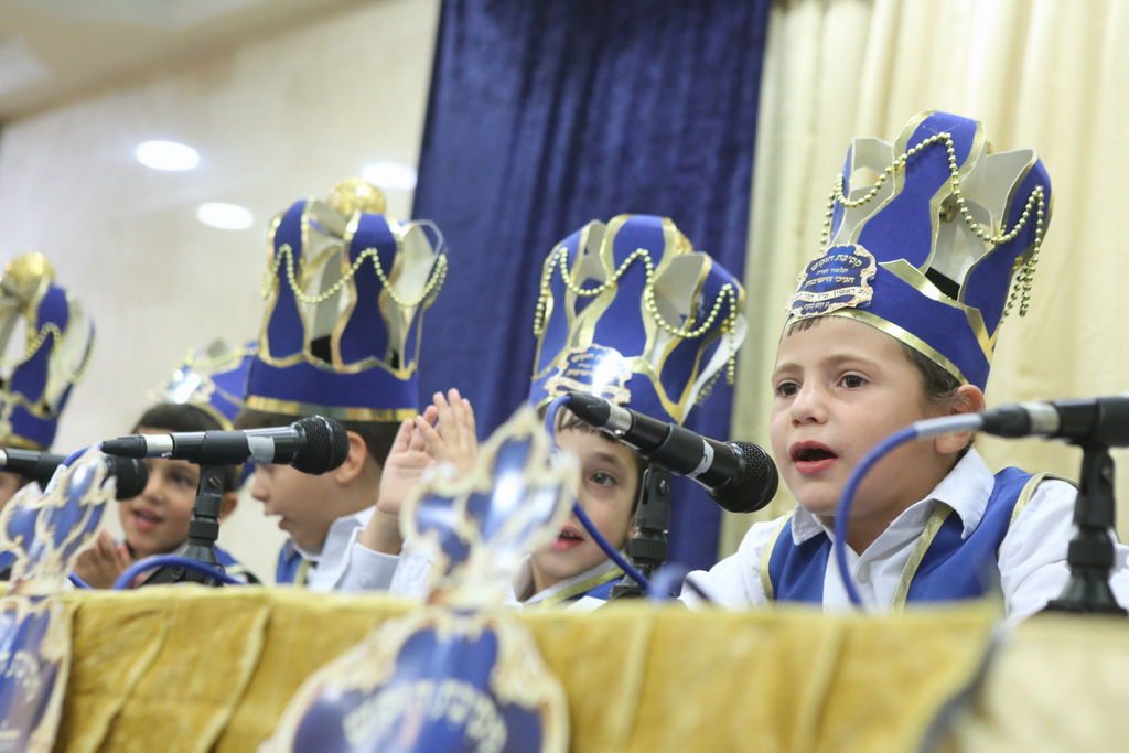 בני האברכים חגגו לראשונה מסיבת חומש • צפו