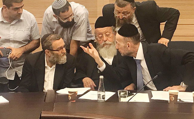 הח"כים החרדים בדיון בוועדה, היום