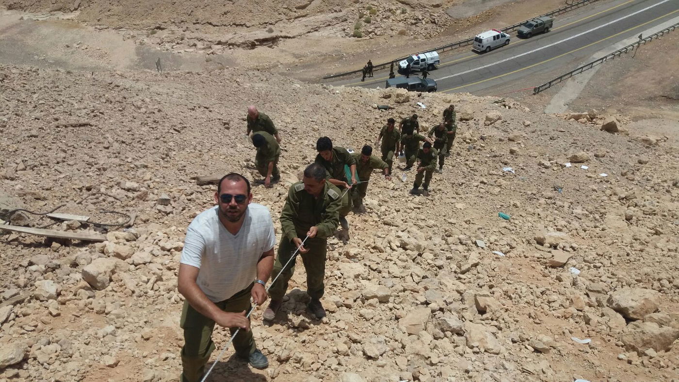 החיילים מפנים את התחמושת