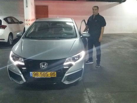 חזי דקל ליד הרכב ה"גנוב"