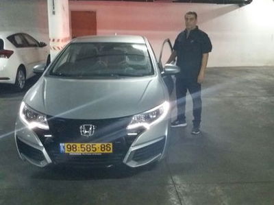 חזי דקל ליד הרכב ה"גנוב"