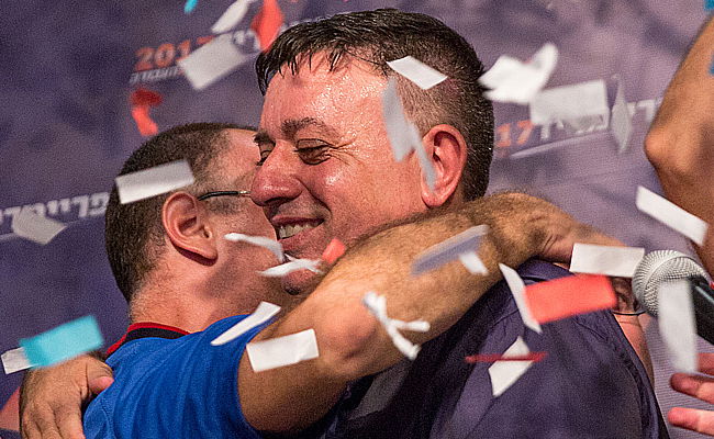 חיבוק. אבי גבאי