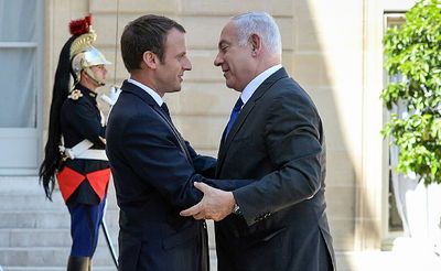 בחיבוק ונשיקה: כך התקבל נתניהו בארמון האליזה • צפו